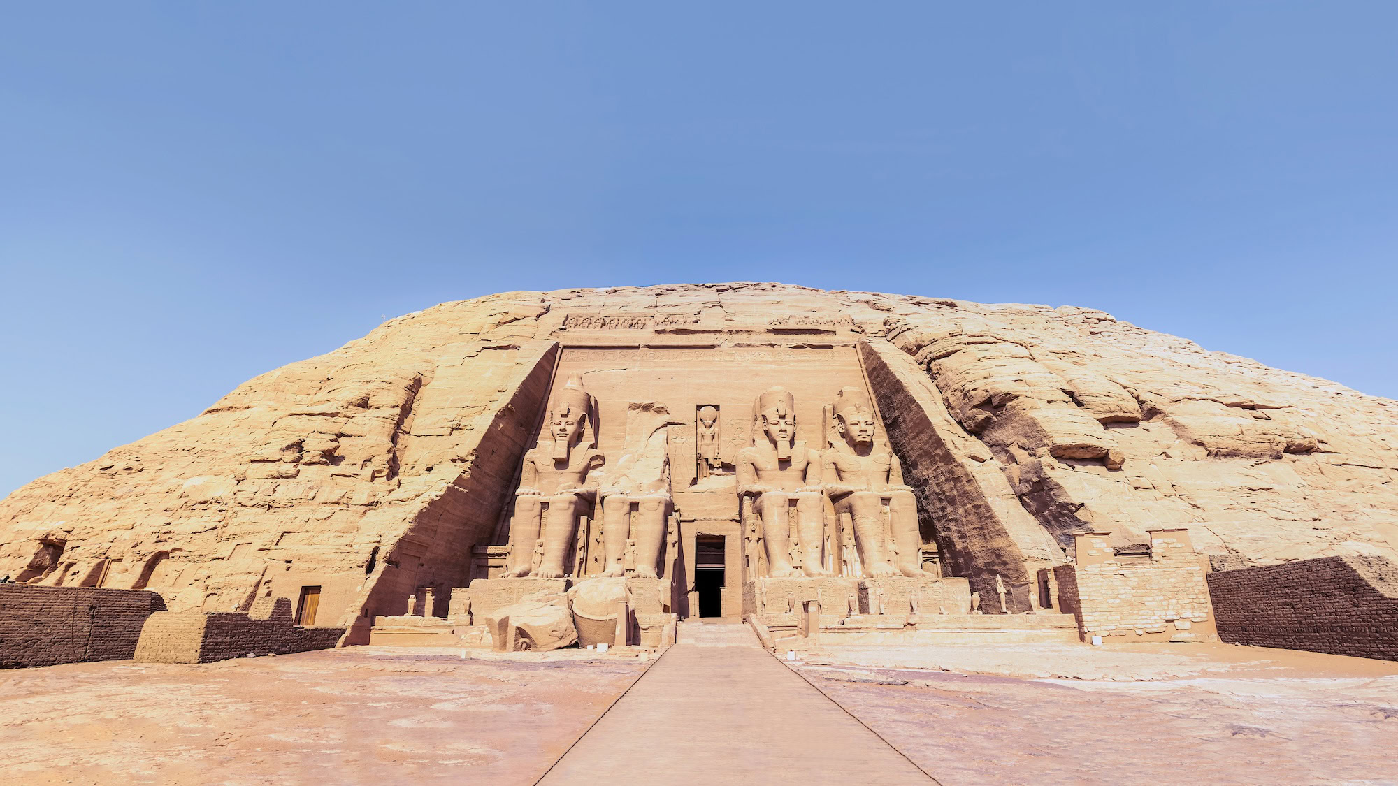 Fachada majestosa do Grande Templo de Abu Simbel com estátuas colossais de faraós