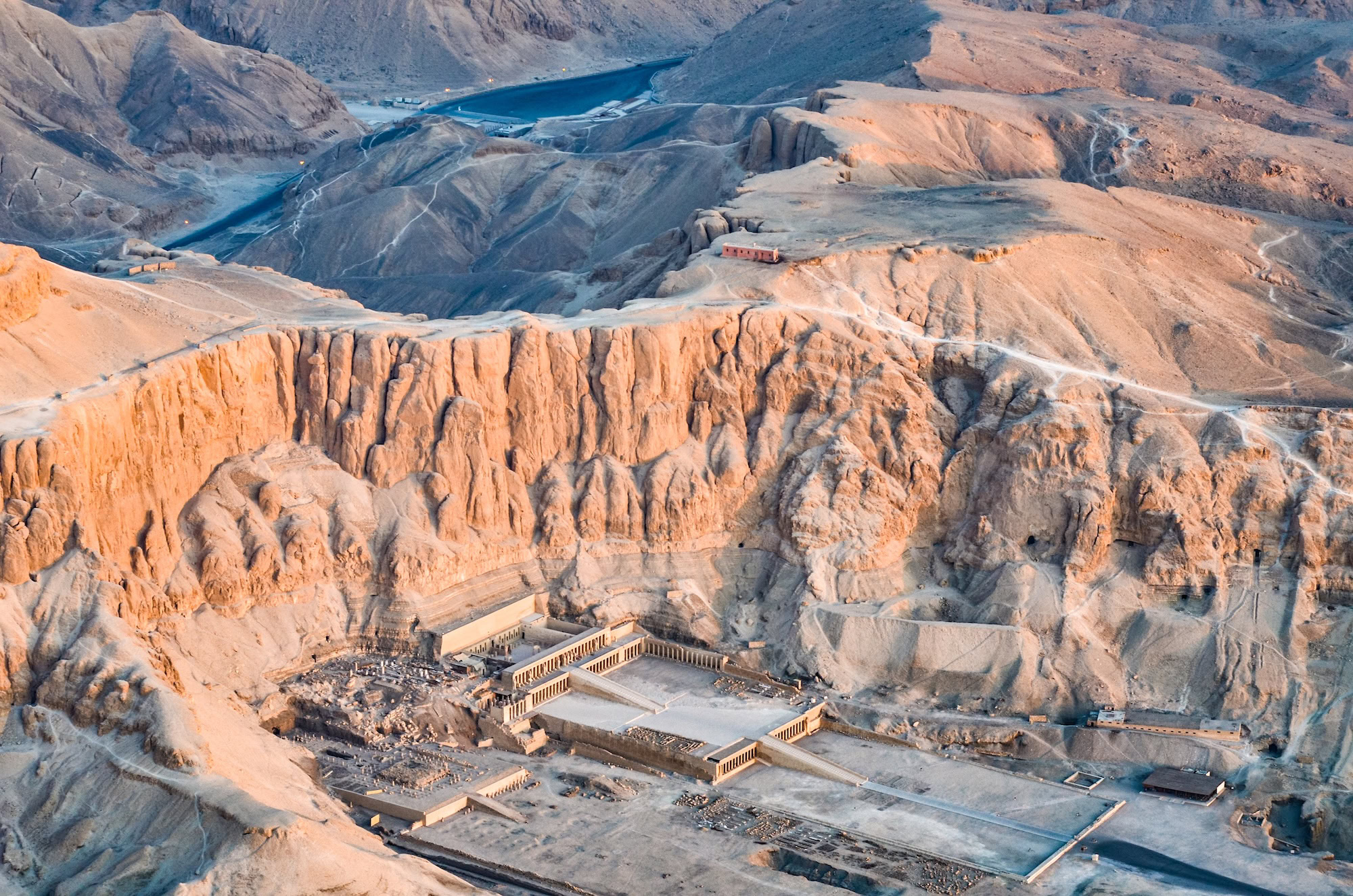 Veduta aerea del Tempio di Hatshepsut con le maestose scogliere della Valle dei Re