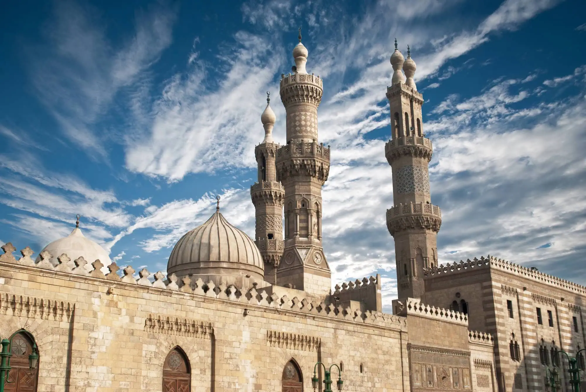 Mezquita Al-Azhar en El Cairo con minaretes y cúpulas islámicas