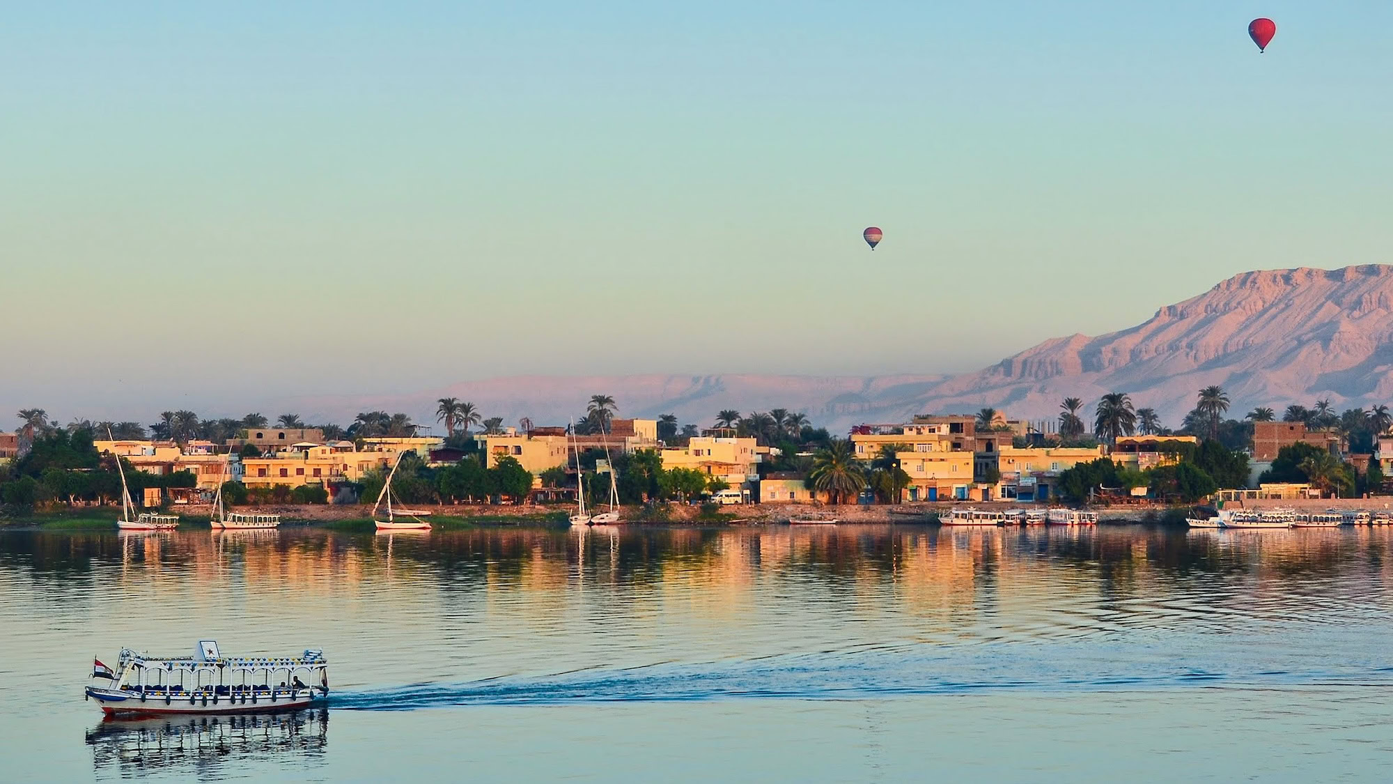 Vista panoramica del fiume Nilo con mongolfiere che sorvola il paesaggio egiziano