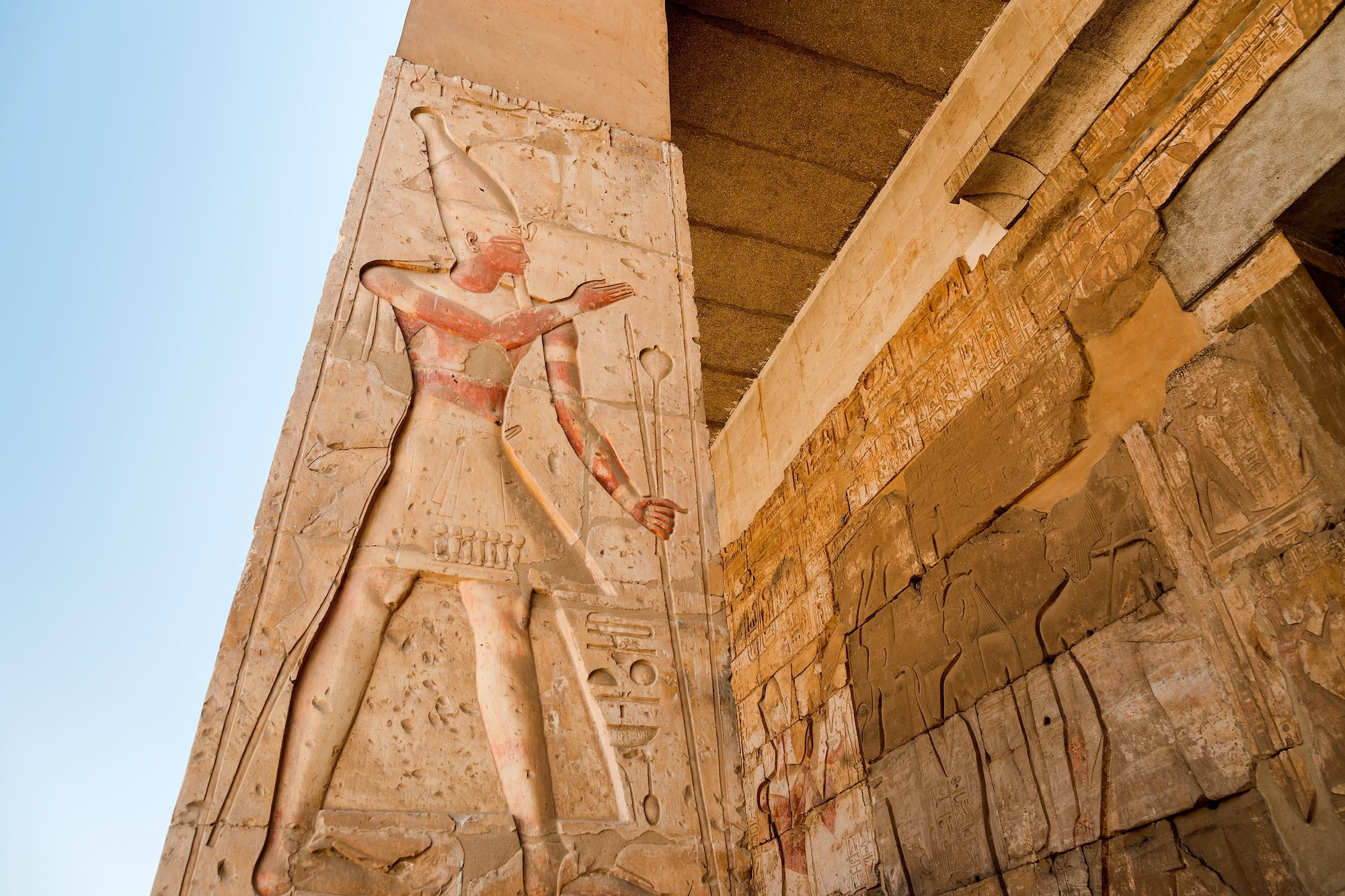 Jeroglíficos y relieves del faraón en templo egipcio antiguo