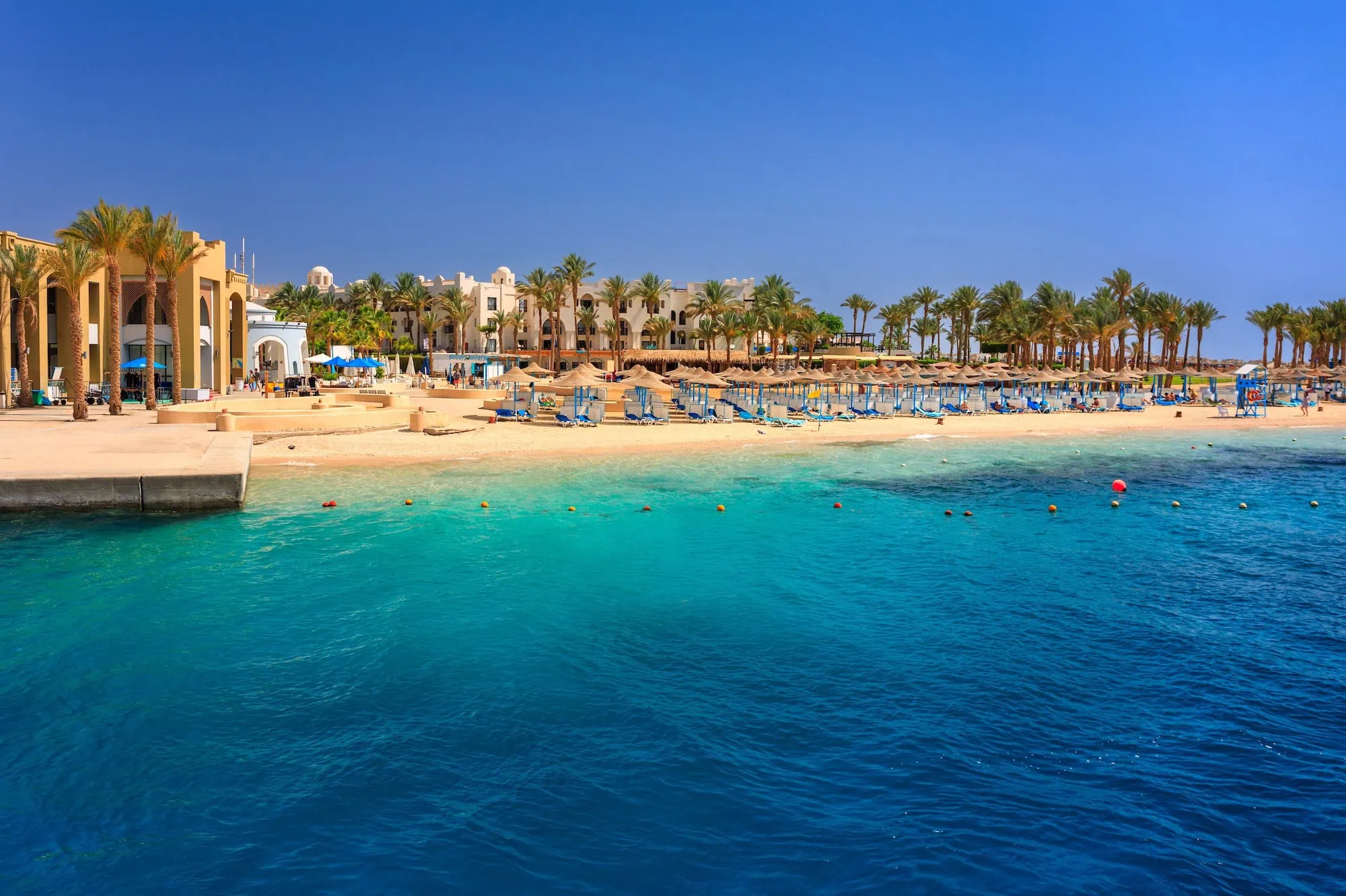 Complejo hotelero en la playa del Mar Rojo con tumbonas y sombrillas