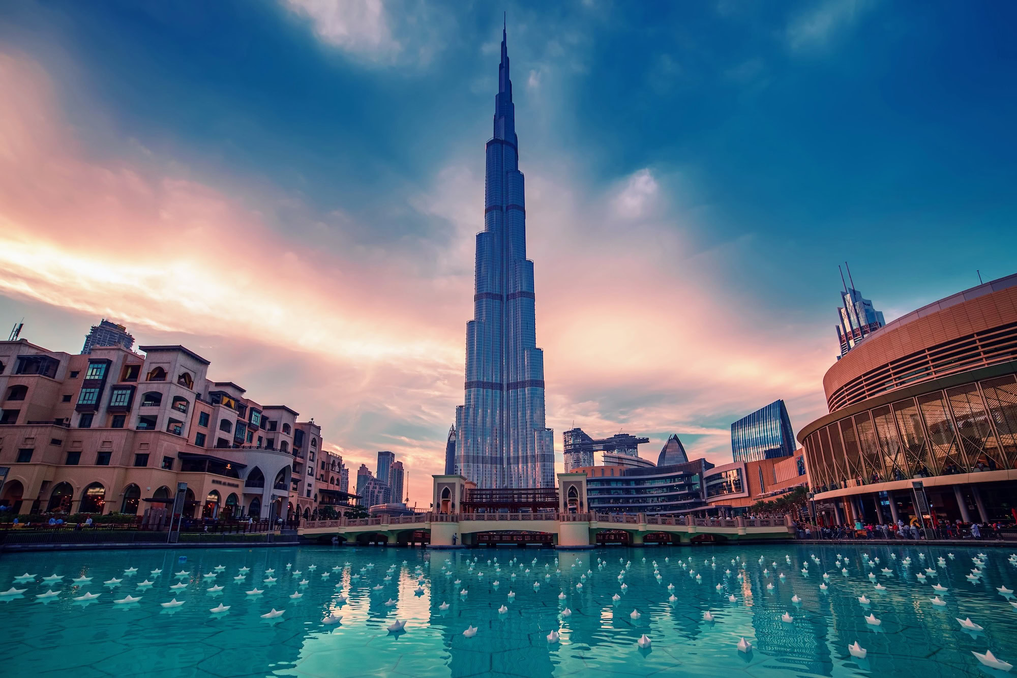El Burj Khalifa con fuente y arquitectura moderna de Dubai