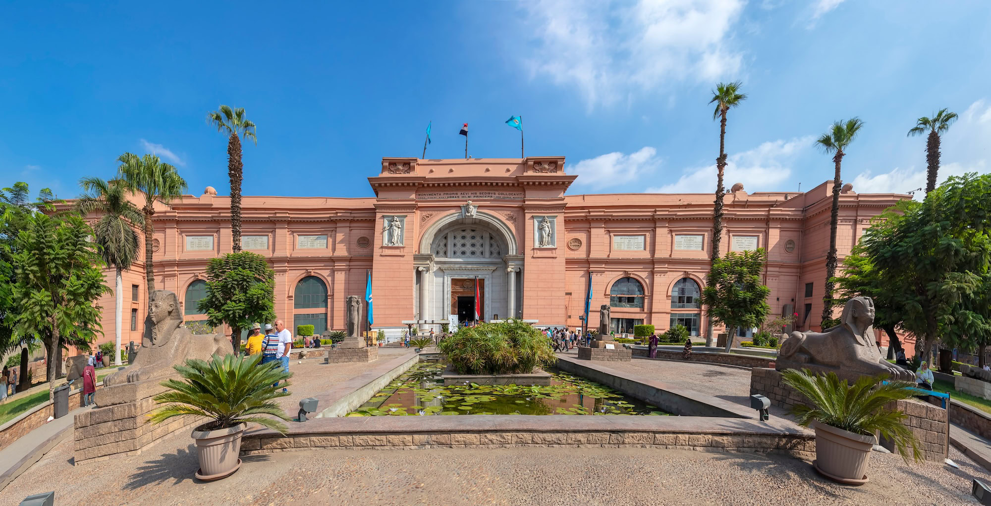 Museo Egipcio en El Cairo con turistas y jardines