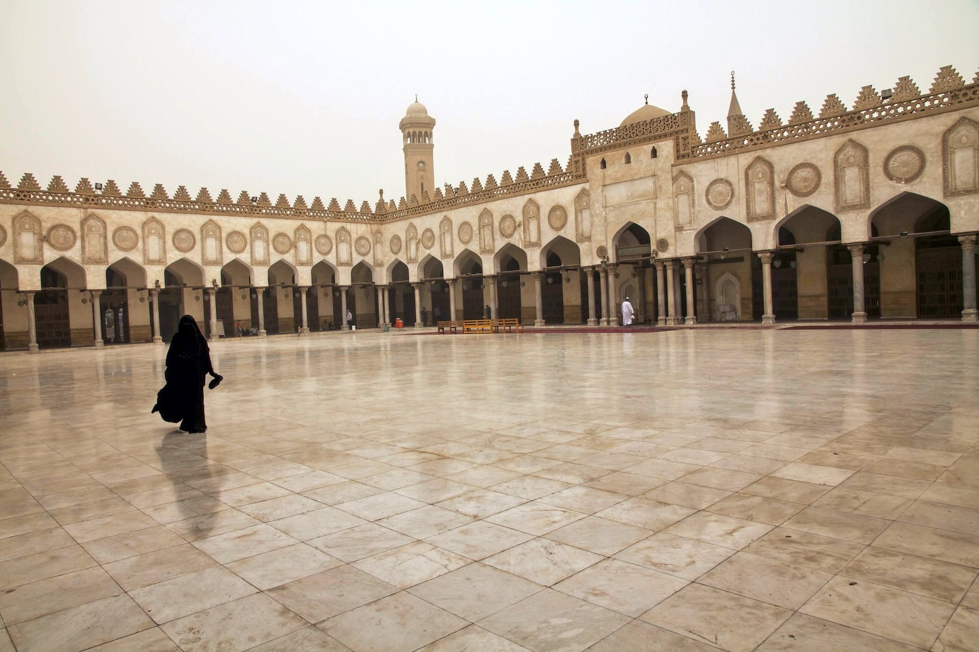 Pessoa vestindo abaya na mesquita demonstrando código de vestimenta conservadora
