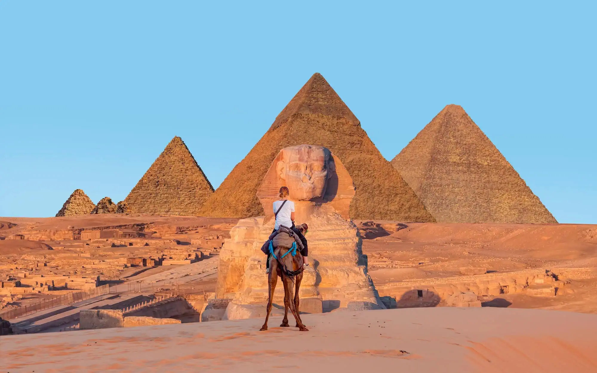 La Grande Sfinge e le tre piramidi di Giza nel deserto egiziano