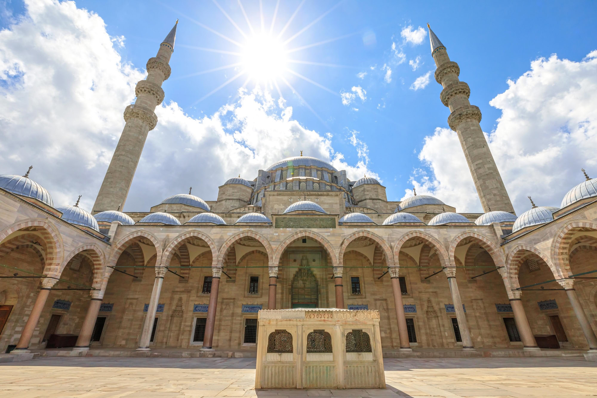 Moschea di Solimano con minareti e cupole maestose a Istanbul
