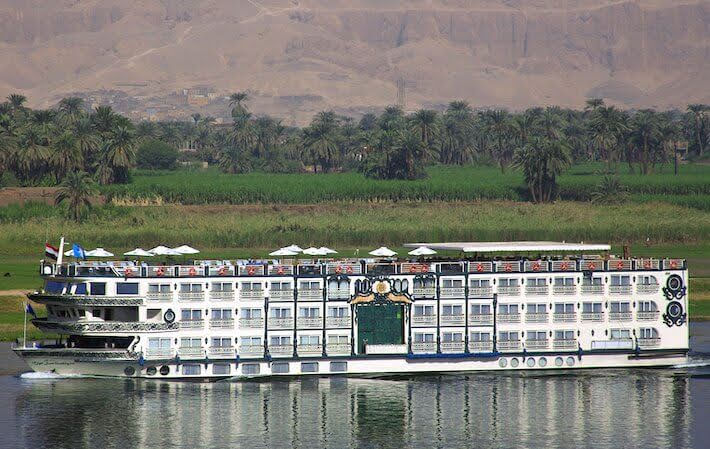 Nave da crociera sul fiume Nilo con paesaggio desertico egiziano