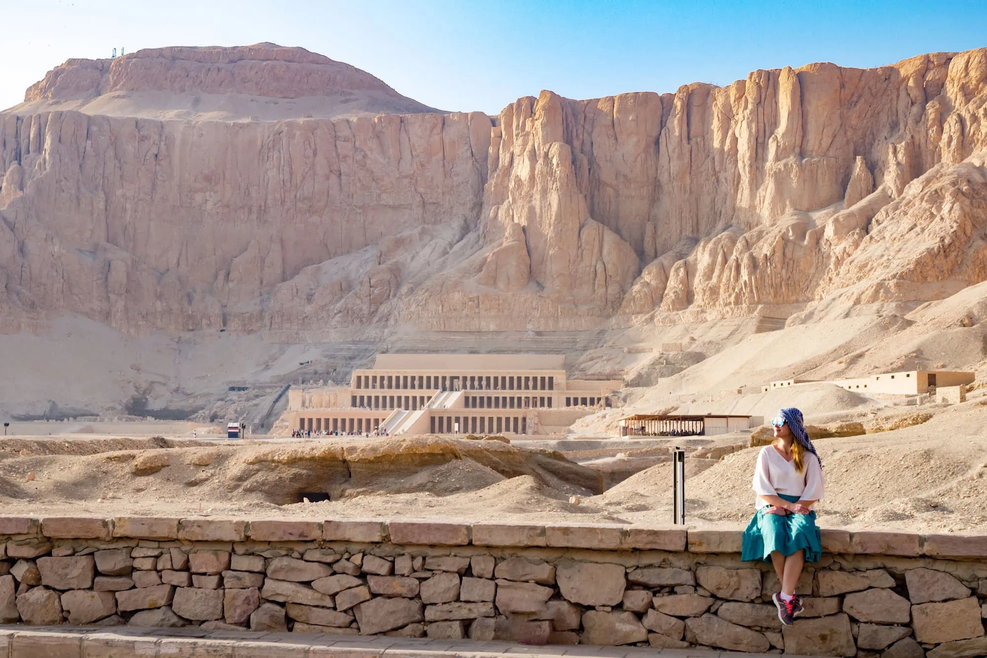 Templo Mortuário de Hatshepsut com arquitetura de calcário em socalcos construída em falésias desérticas em Luxor