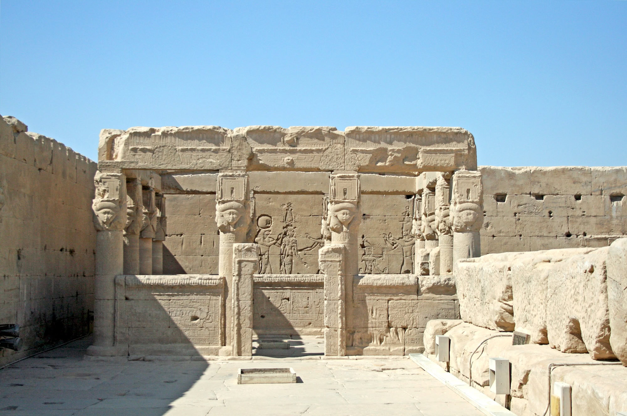 Templo de Horus en Edfu con columnas y jeroglíficos tallados