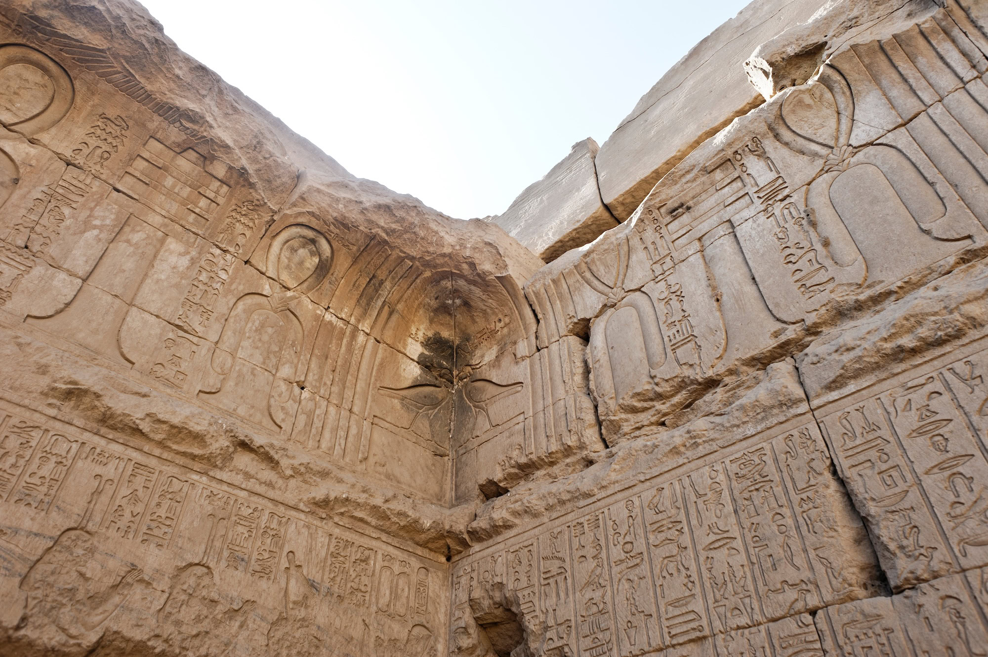 Tempio egiziano con geroglifici e colonne antiche
