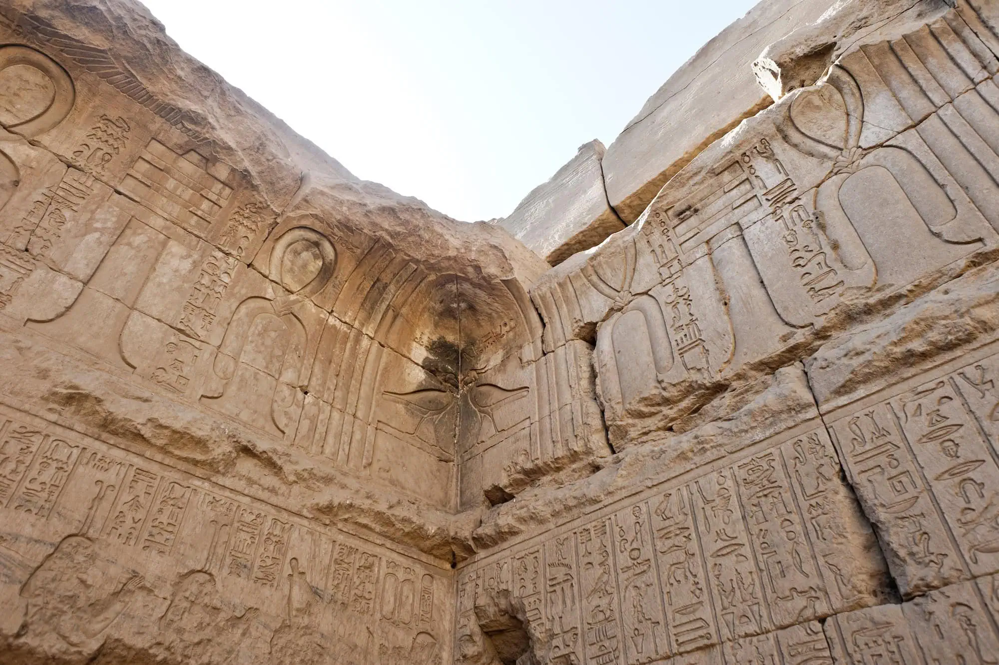 Tempio egiziano con geroglifici e colonne antiche