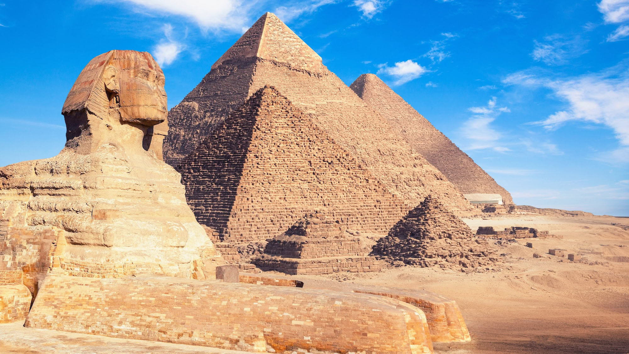 La Gran Esfinge y las pirámides de Giza en el desierto egipcio