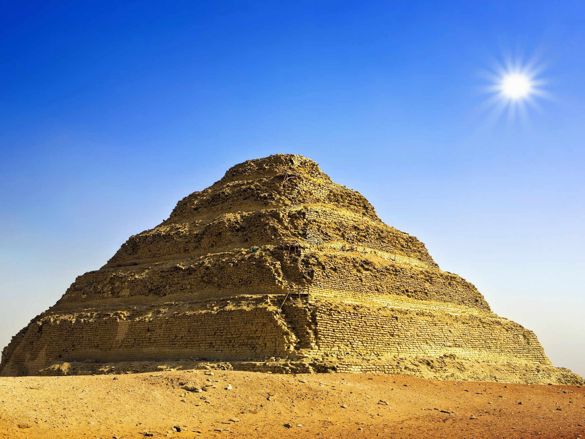 Vista maestosa della piramide a gradoni di Djoser nel deserto di Saqqara