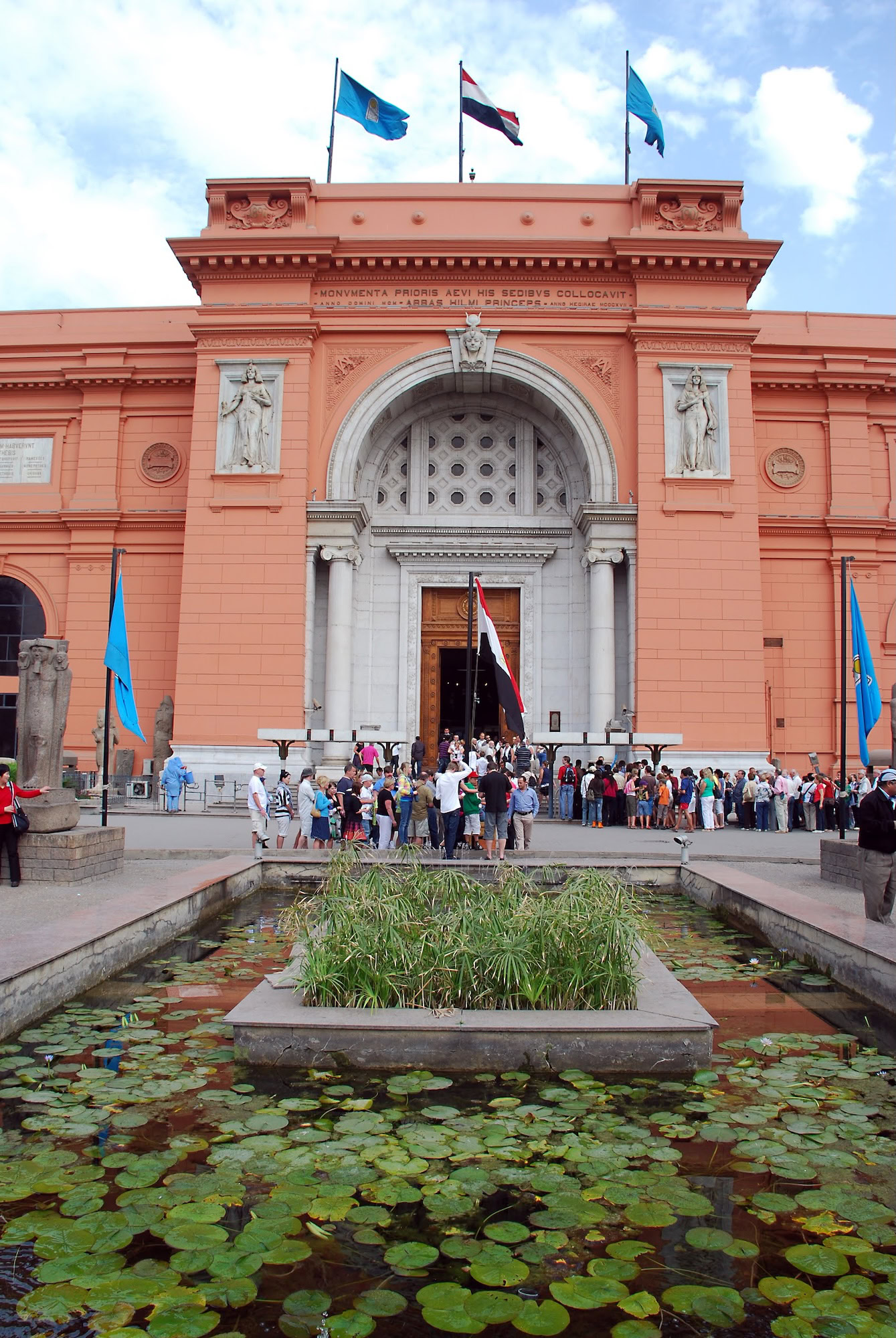 Turistas con equipaje frente al Museo Egipcio de El Cairo