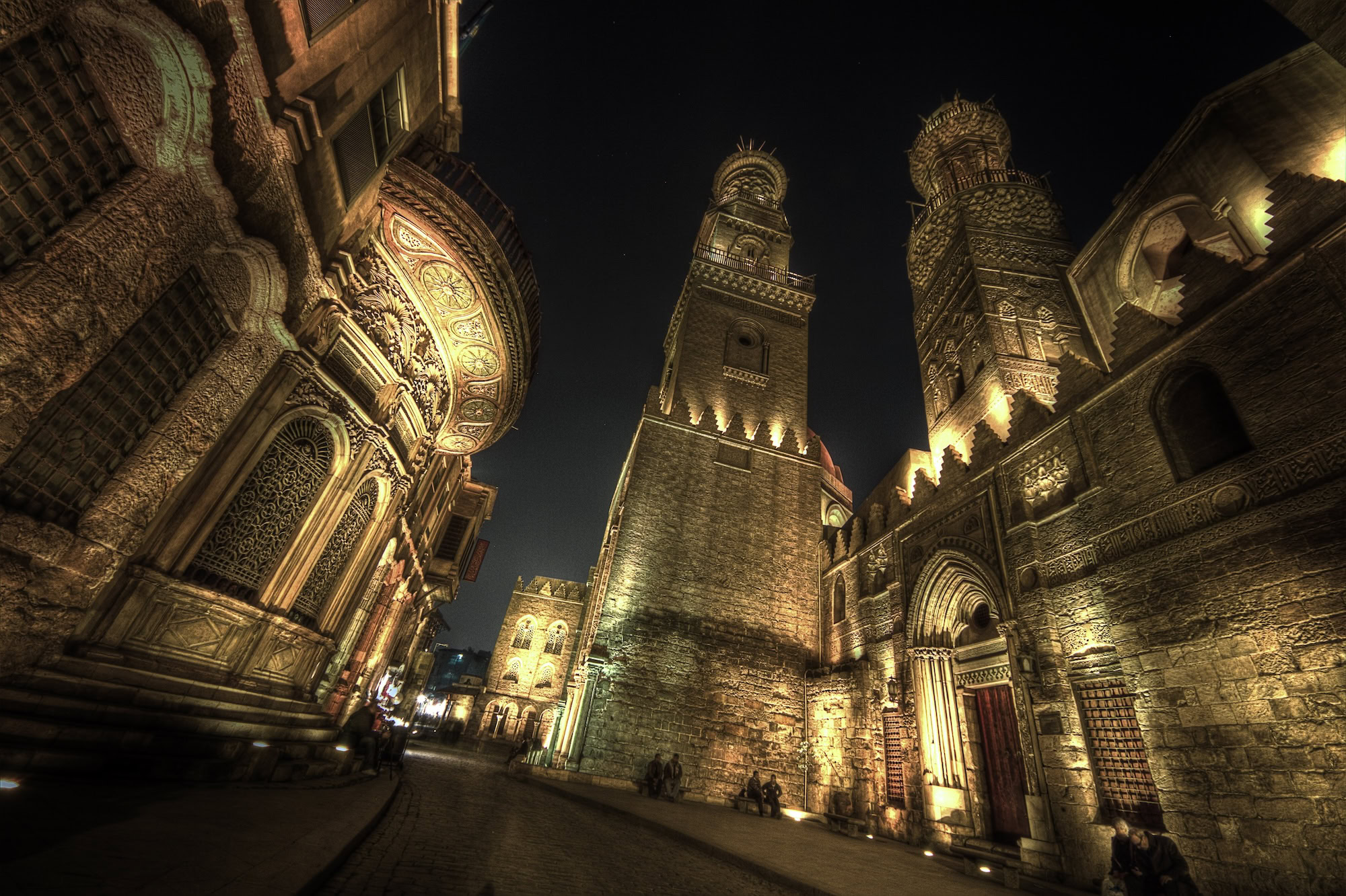 Mesquita majestosa no Cairo com iluminação noturna e arquitetura islâmica tradicional