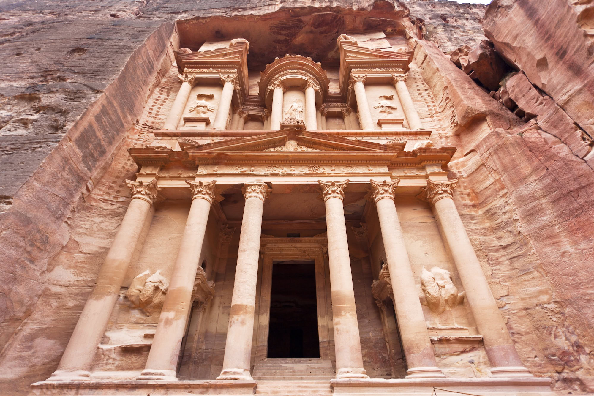 Facciata scolpita del Tesoro di Petra con colonne e dettagli ornamentali nabatei