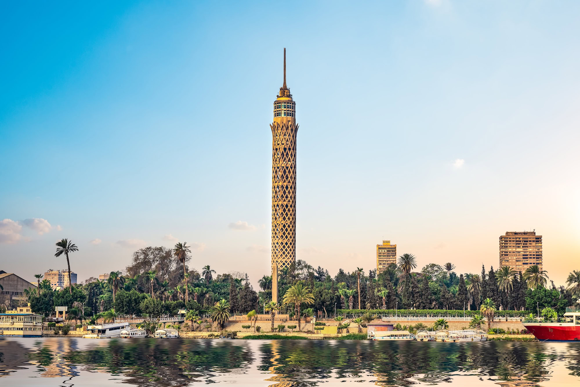 Torre del Cairo con fiume Nilo, barche e skyline della città