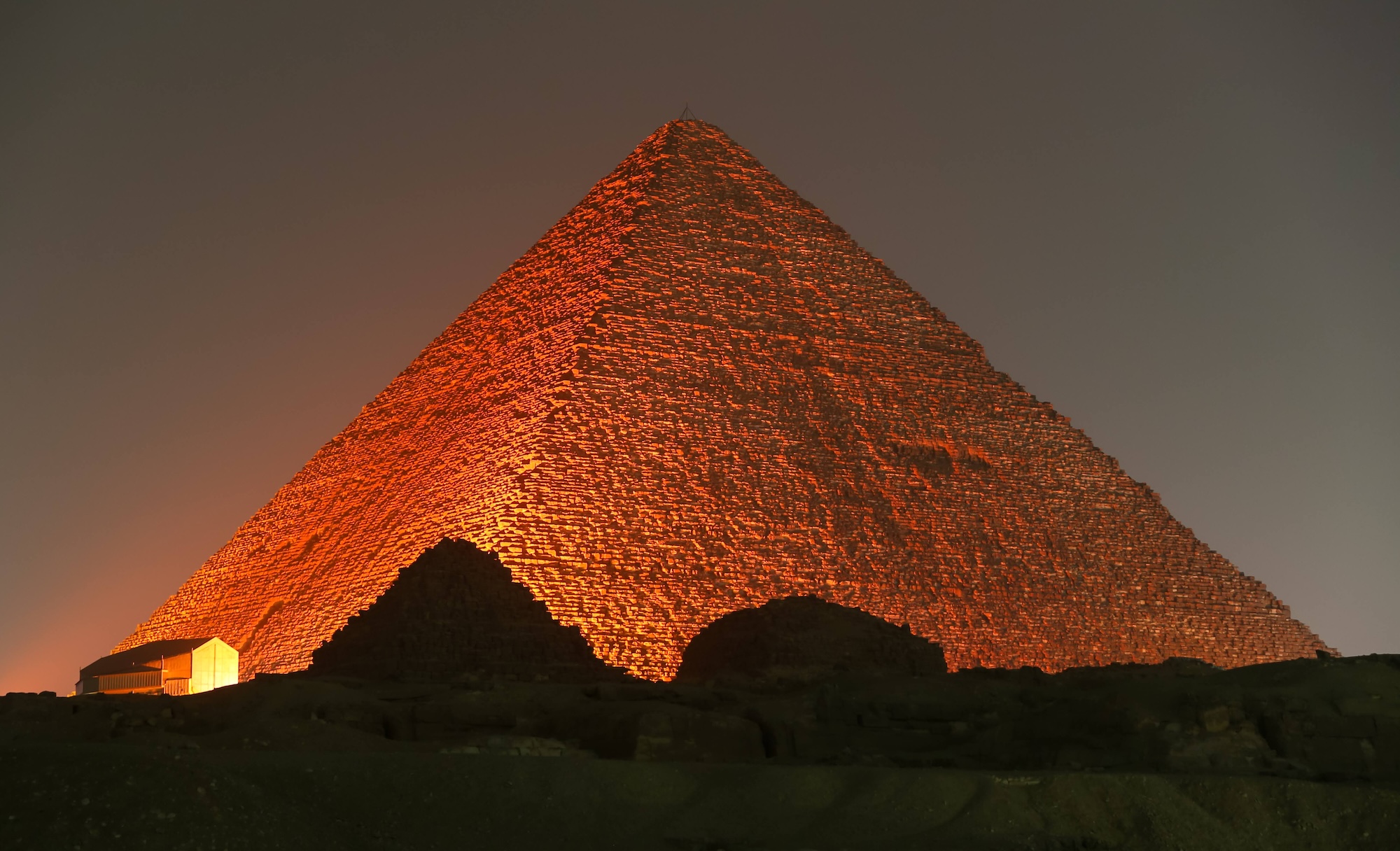 Pirâmide de Giza no deserto egípcio