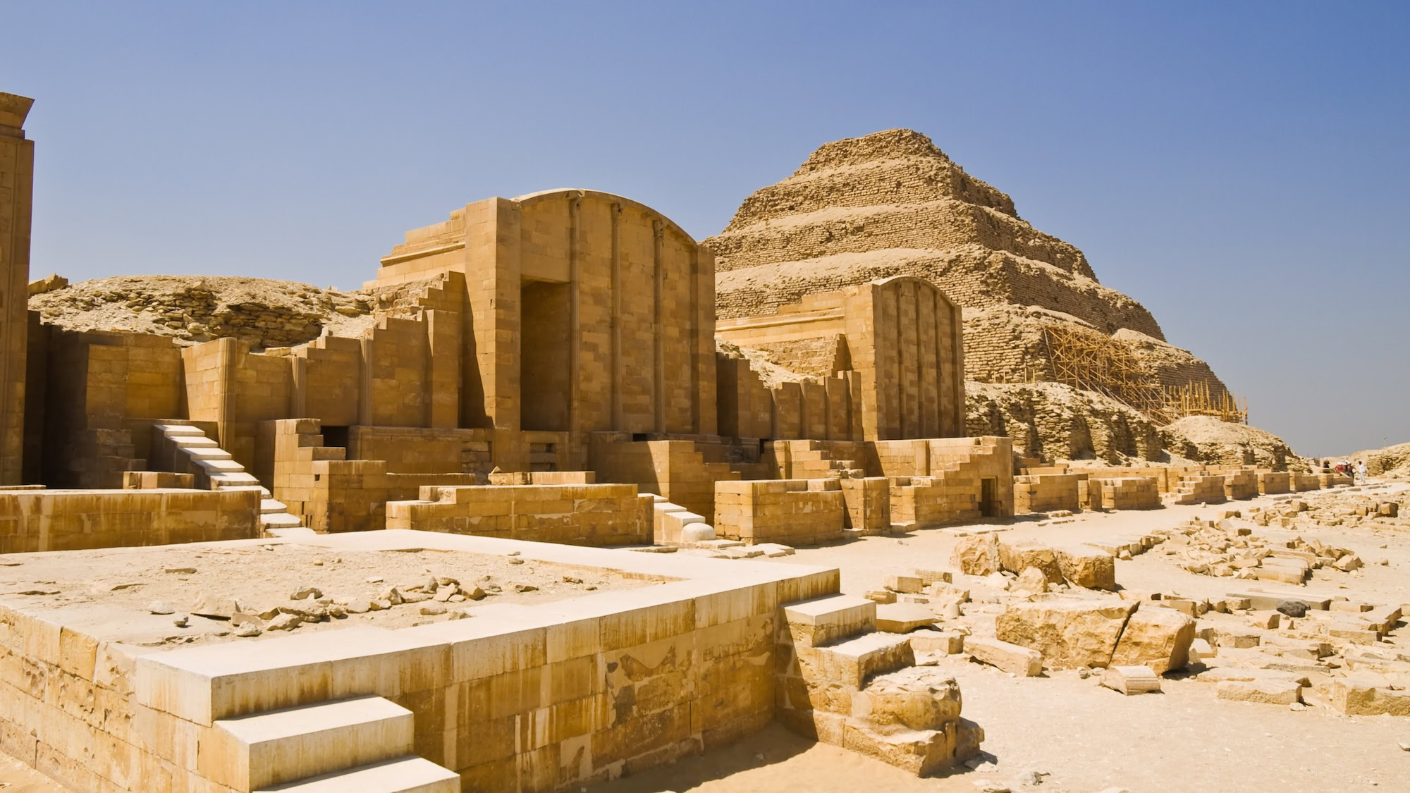 Interno del complesso mortuario di Djoser con colonne e scalinate in pietra