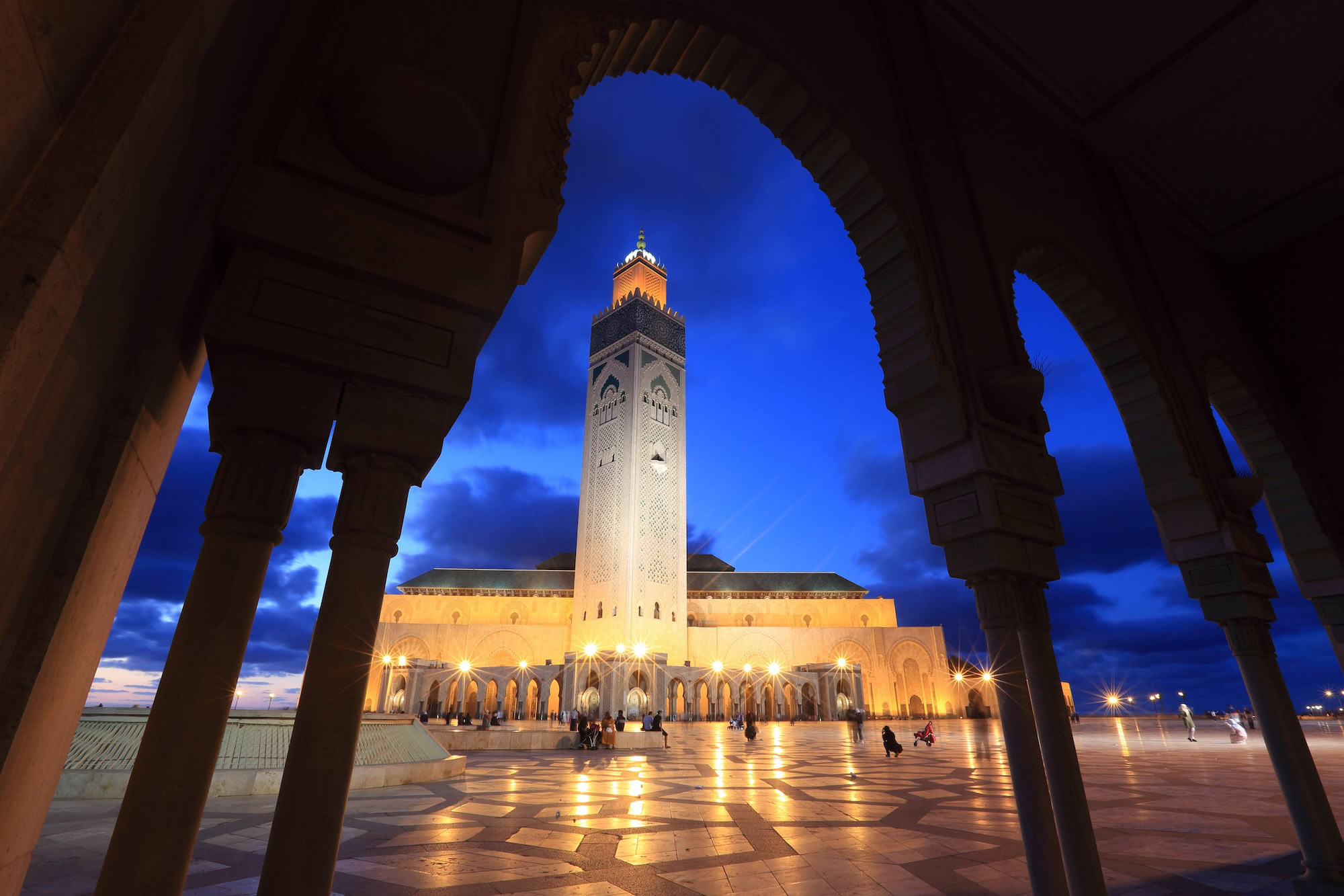 Maestosa moschea di Hassan II a Casablanca con minareto, archi e grande piazza