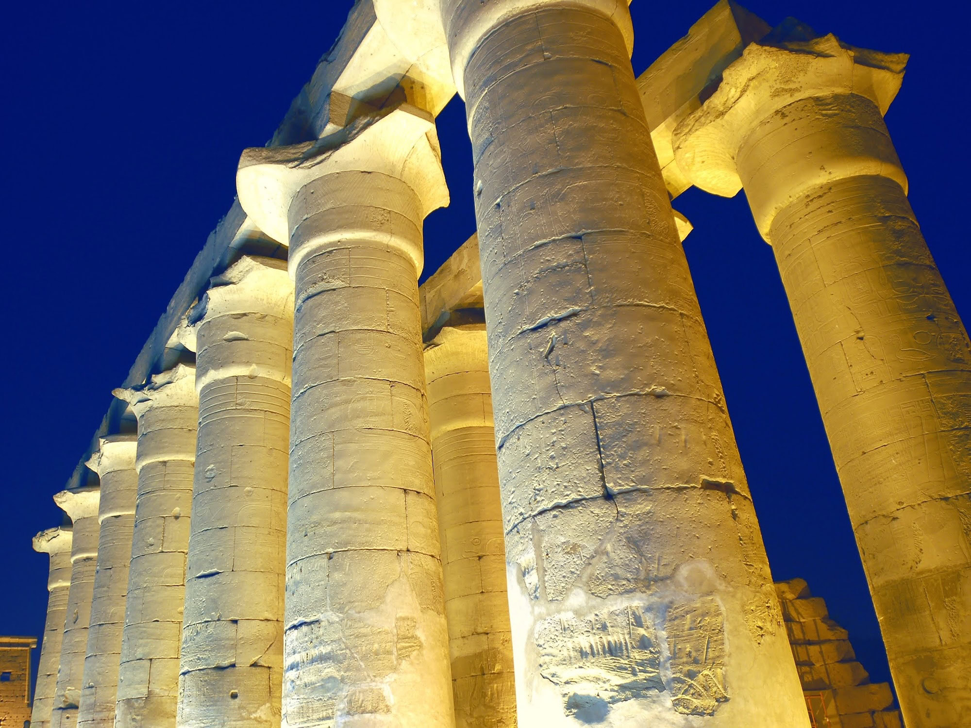 Colonne di un tempio egiziano antico con geroglifici e rilievi scolpiti