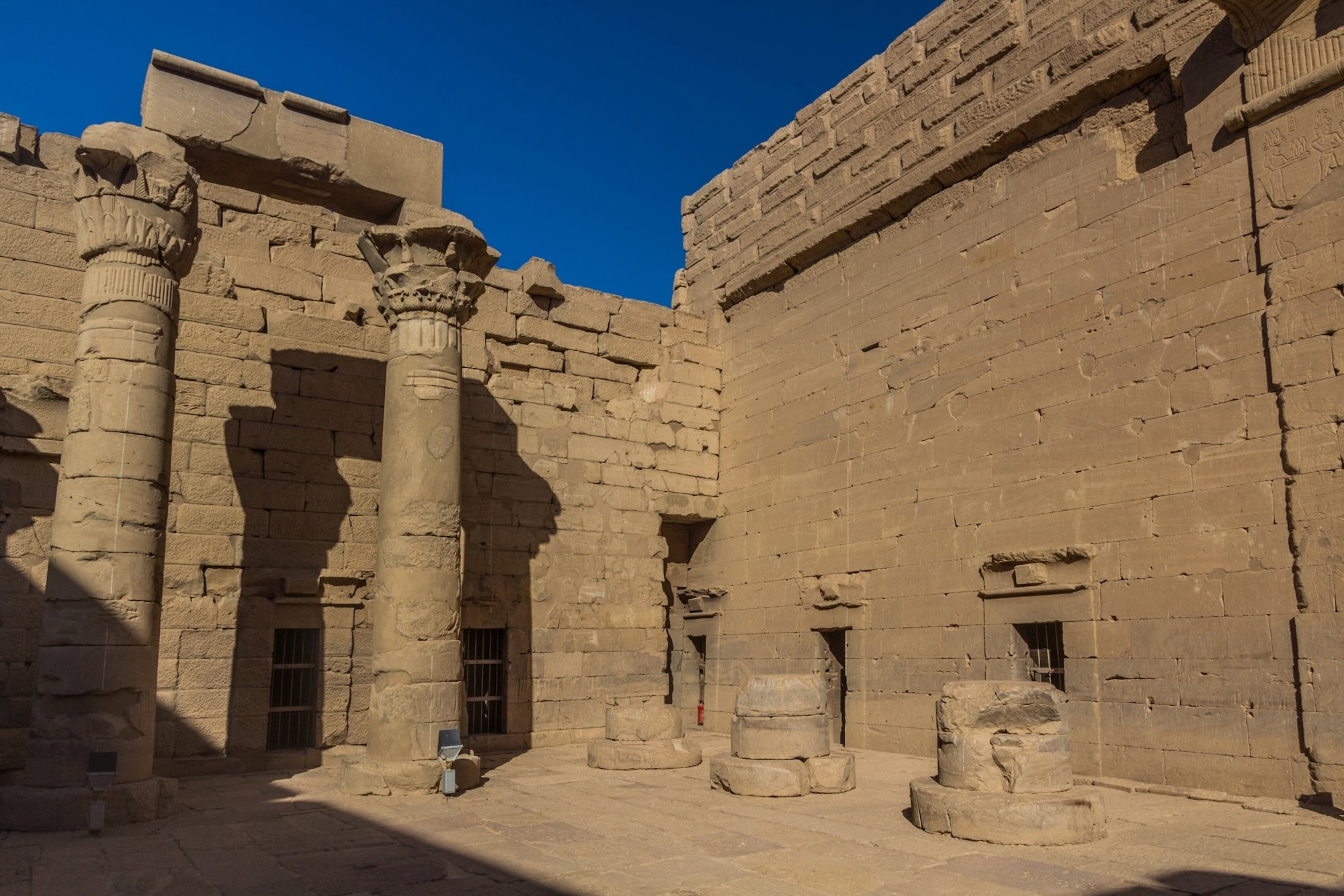 Tempio antico di Luxor con muri di arenaria, colonne scolpite e rilievi geroglifici