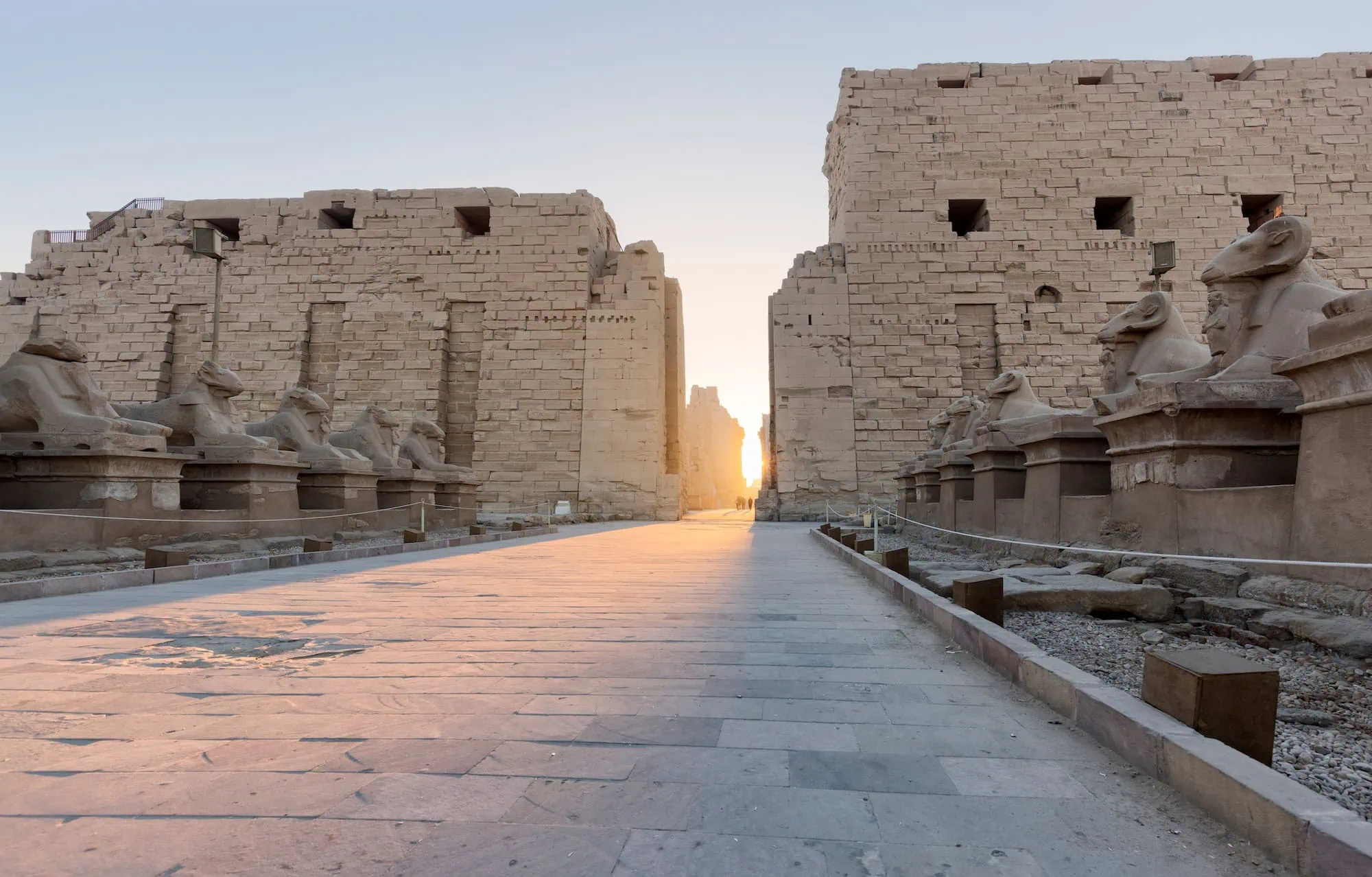 Viale delle Sfingi al Tempio di Karnak con statue di sfingi dalla testa di ariete