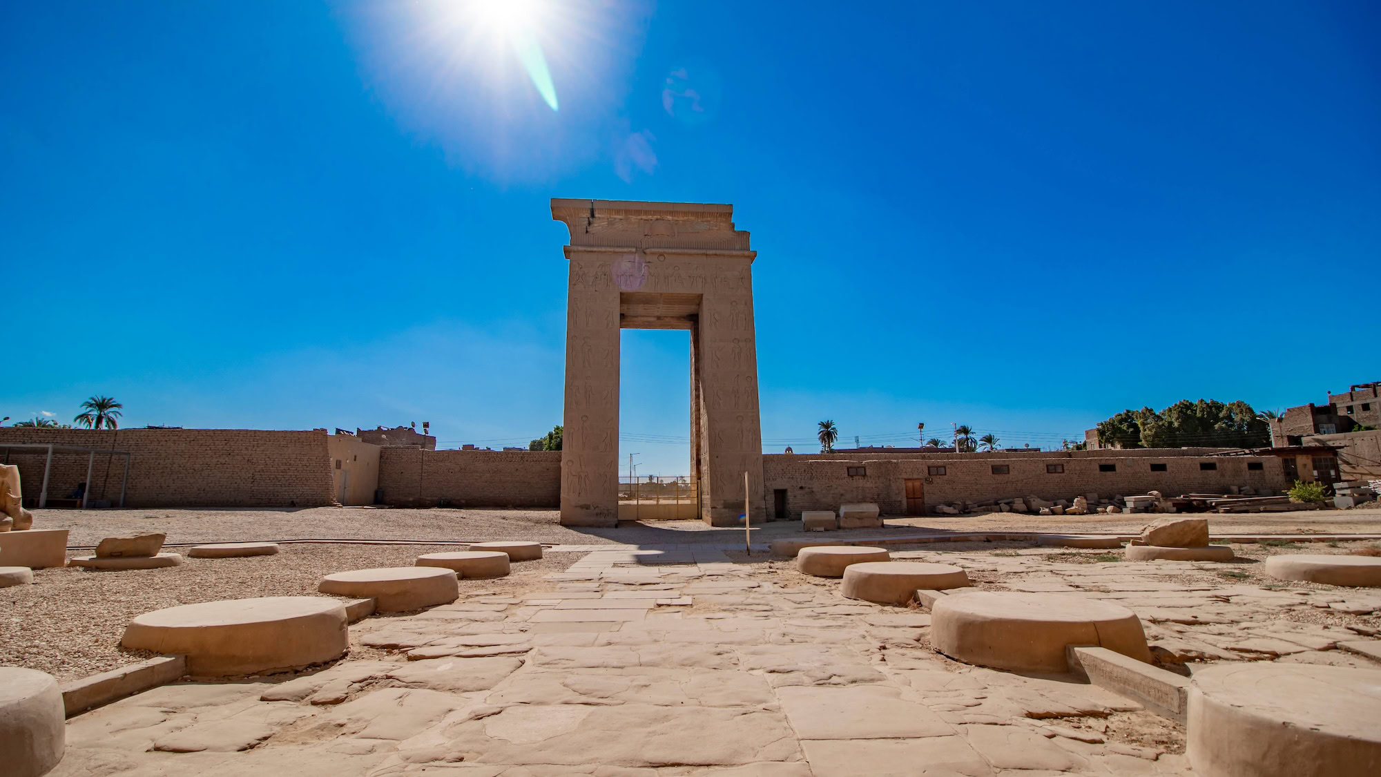 Vista panorámica del complejo del templo de Karnak mostrando puertas de piedra antiguas y patio expansivo