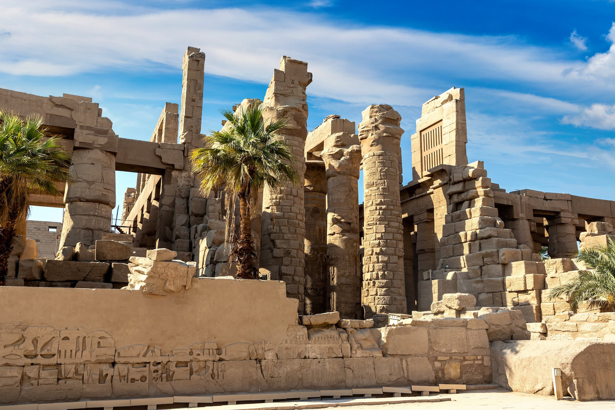 Sala ipostila del Tempio di Karnak con enormi colonne di pietra e geroglifici