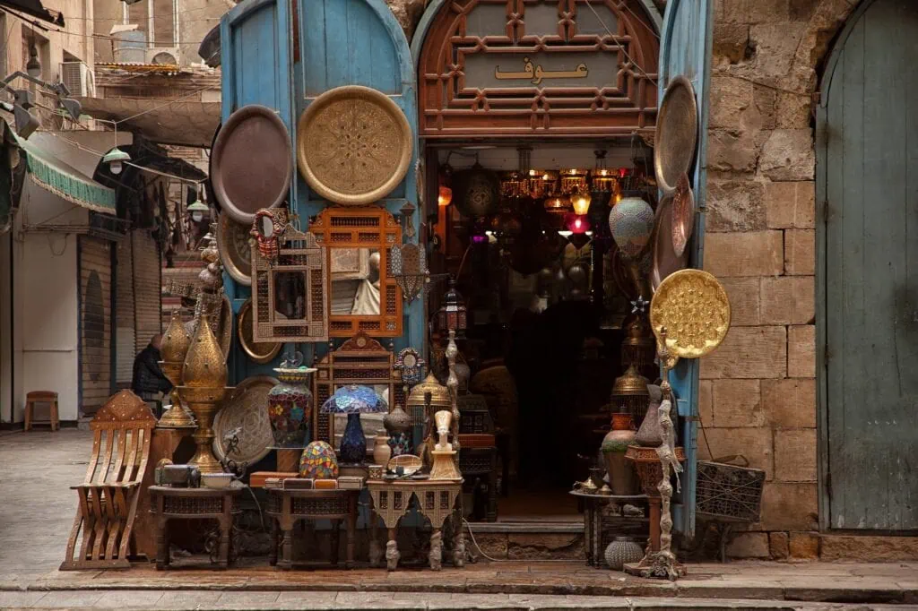 Loja de lanternas no mercado Khan El Khalili no Cairo Islâmico