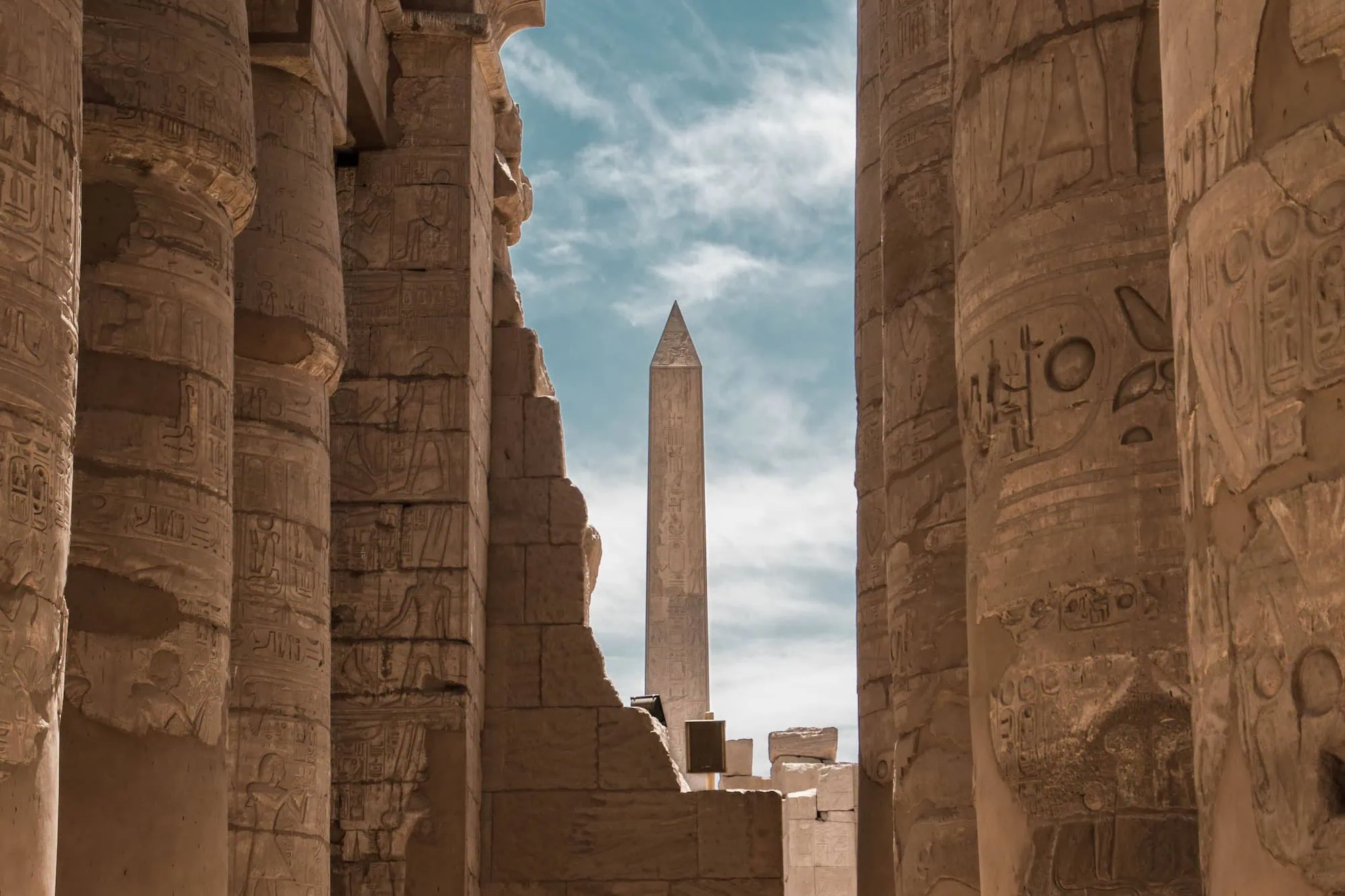 Colonne antiche maestose e obelisco del Tempio di Karnak con geroglifici incisi