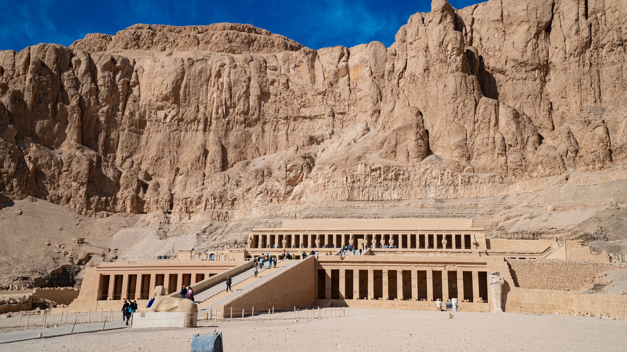 Templo de Hatshepsut com seus múltiplos níveis e terraços únicos em Luxor, Egito