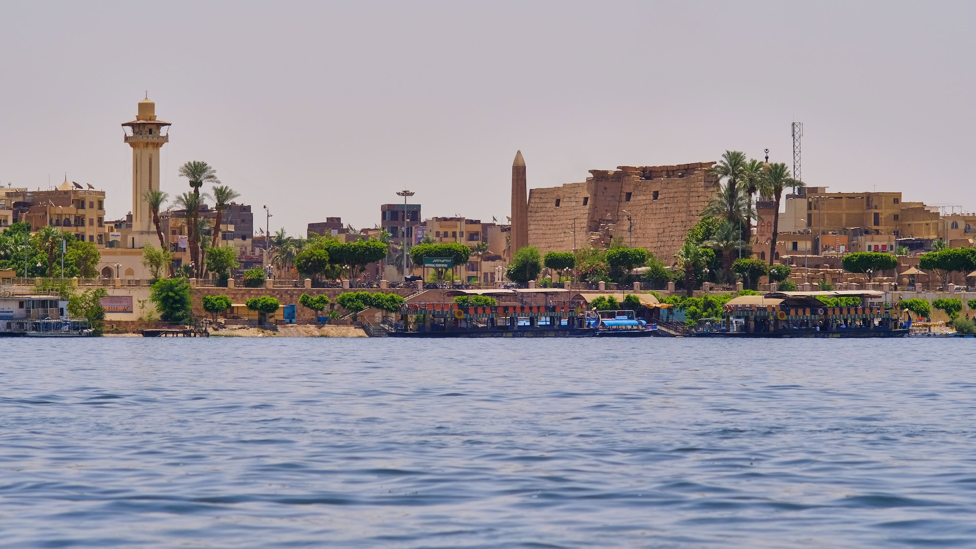 Vista del río Nilo con el Templo de Luxor y embarcaciones