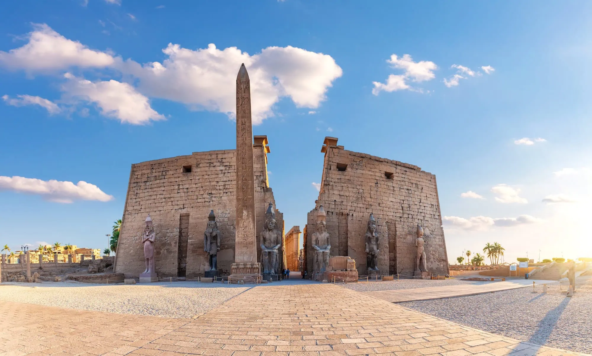 Templo de Luxor com obelisco, estátuas de Ramsés II e colunas antigas