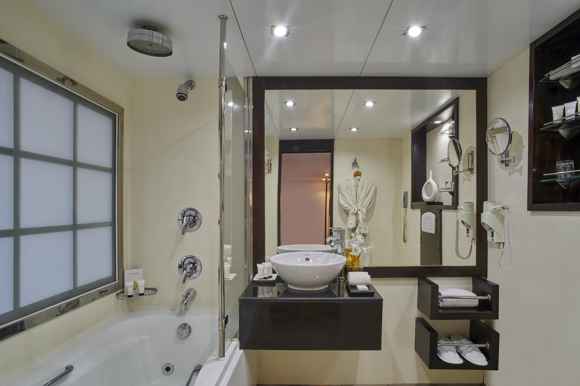 Elegant bathroom on Mövenpick Royal Lily