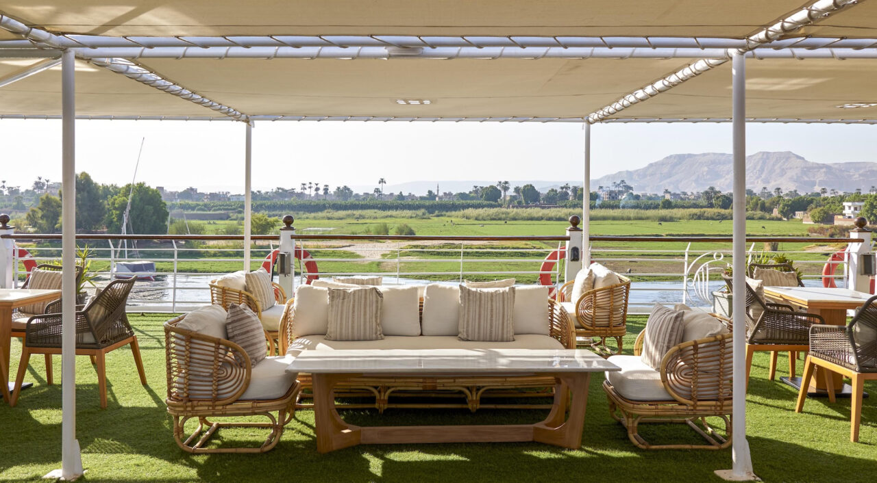 Área externa relaxante no Mövenpick MS Royal Lotus com espreguiçadeiras