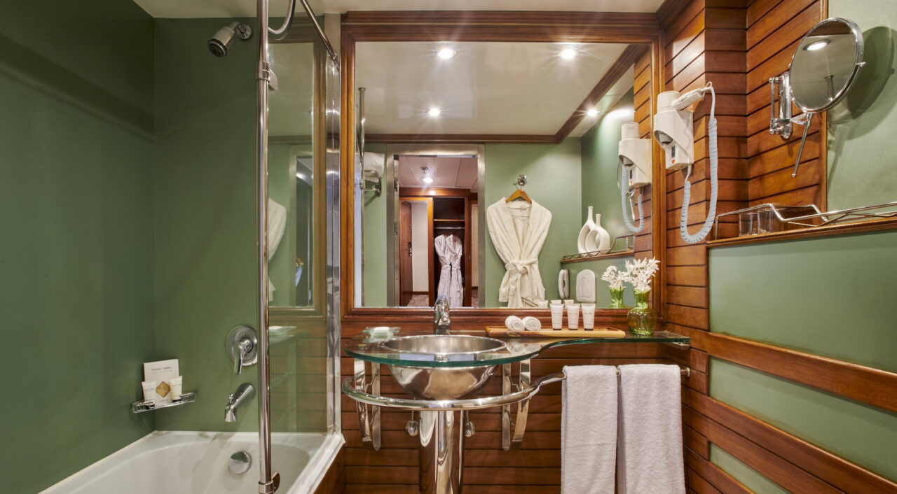 Banheiro elegante no Mövenpick MS Royal Lotus