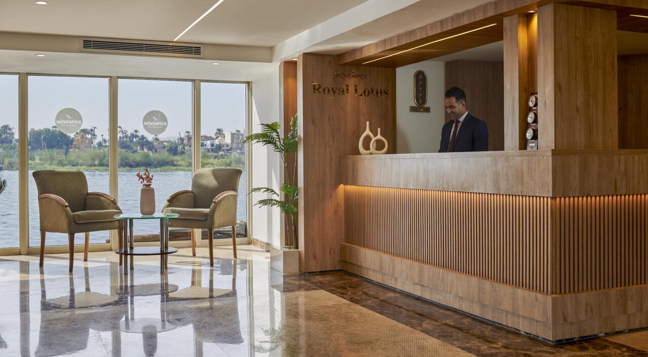 Área de recepção no Mövenpick MS Royal Lotus com decoração moderna
