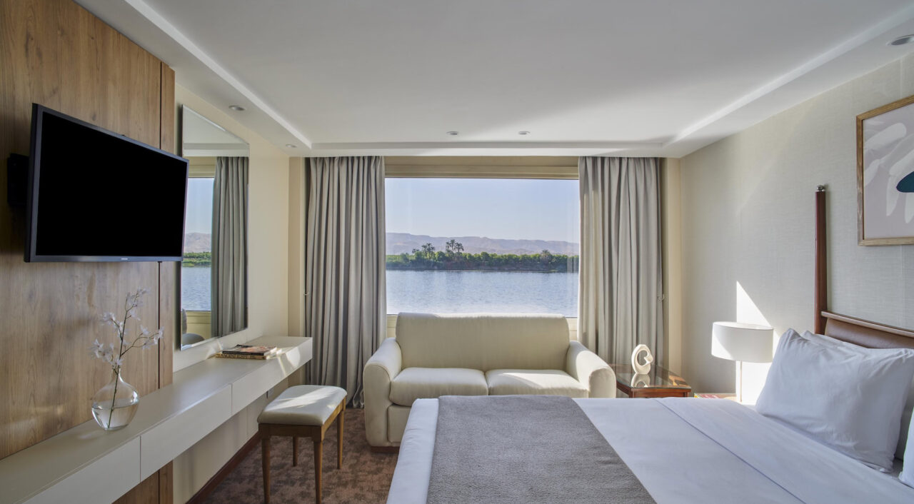 Suíte de luxo no Mövenpick MS Royal Lotus com varanda privativa