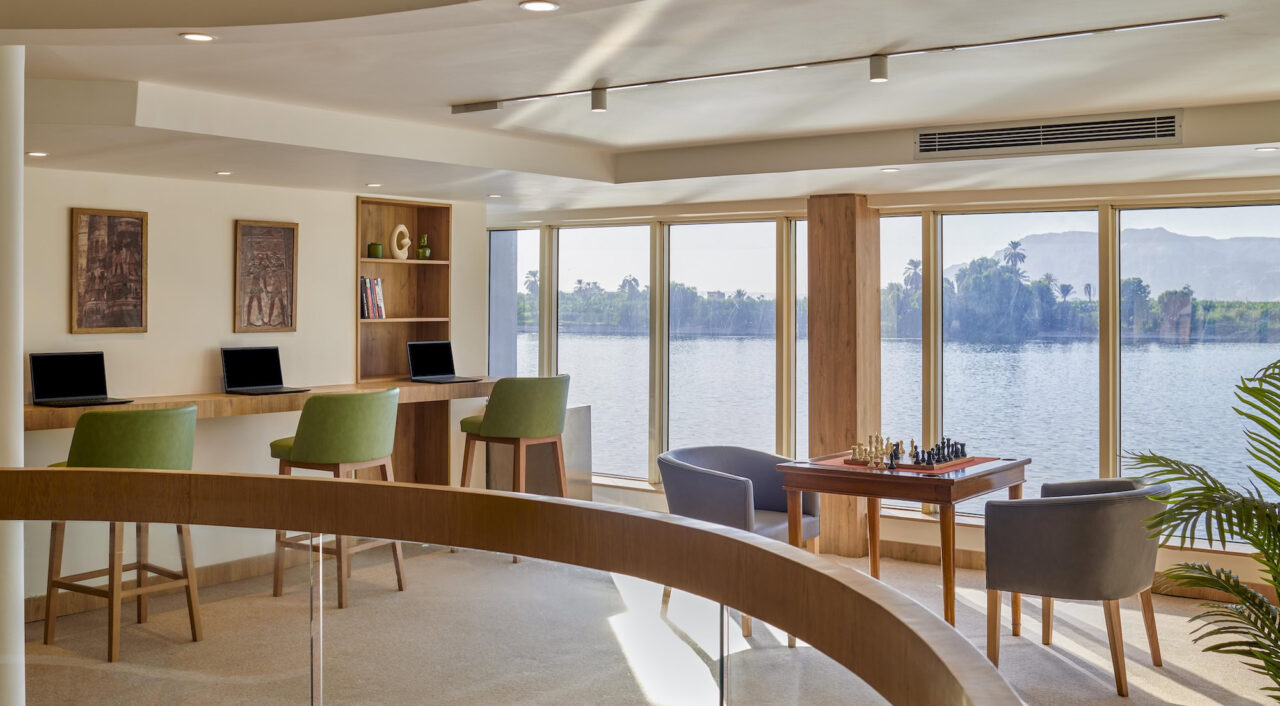 Amplo saguão no Mövenpick MS Royal Lotus com decoração elegante