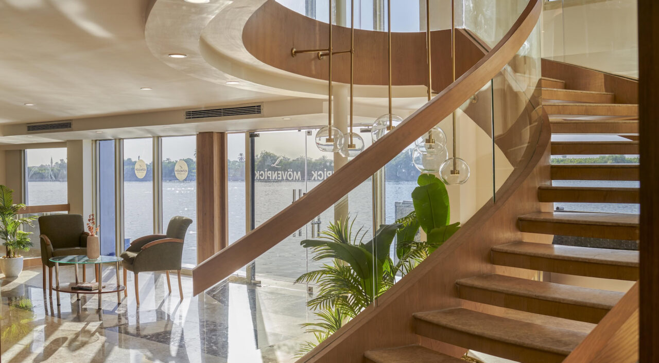 Salão principal no Mövenpick MS Royal Lotus com design clássico