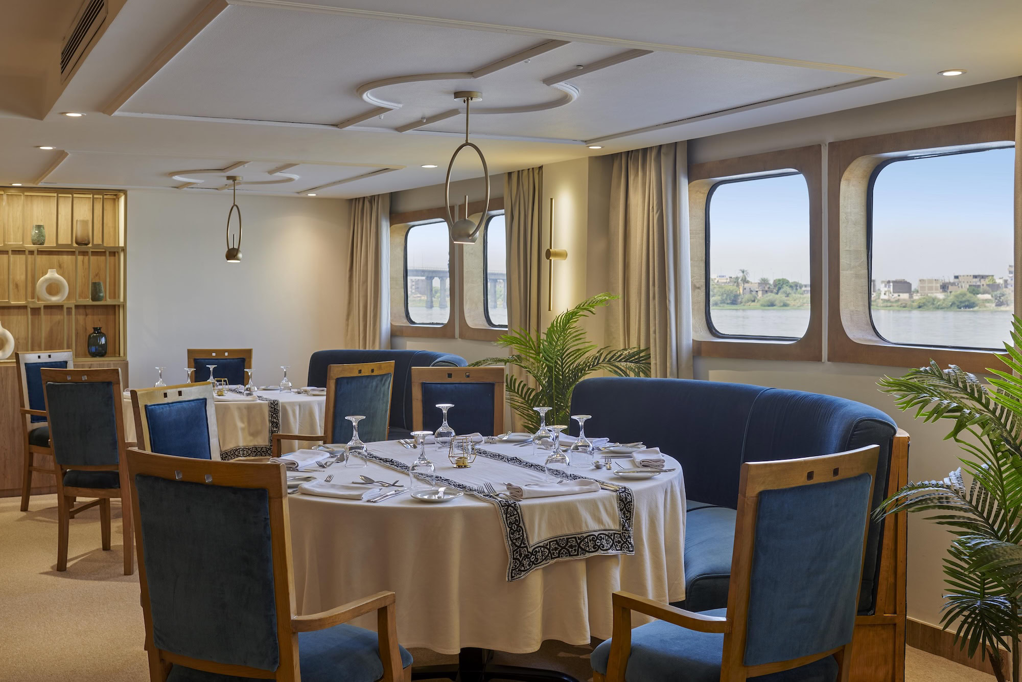 Restaurante elegante de navio de cruzeiro no Nilo com vista para o rio
