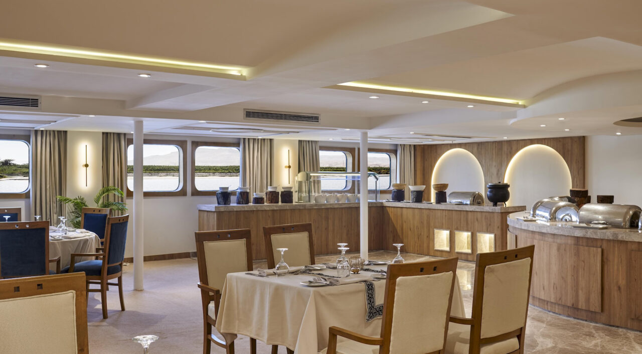 Restaurante de alta gastronomia no Mövenpick MS Royal Lotus com vista para o Nilo