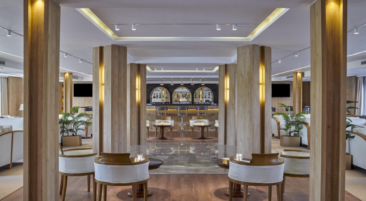 Bar interno no Mövenpick MS Royal Lotus com iluminação acolhedora