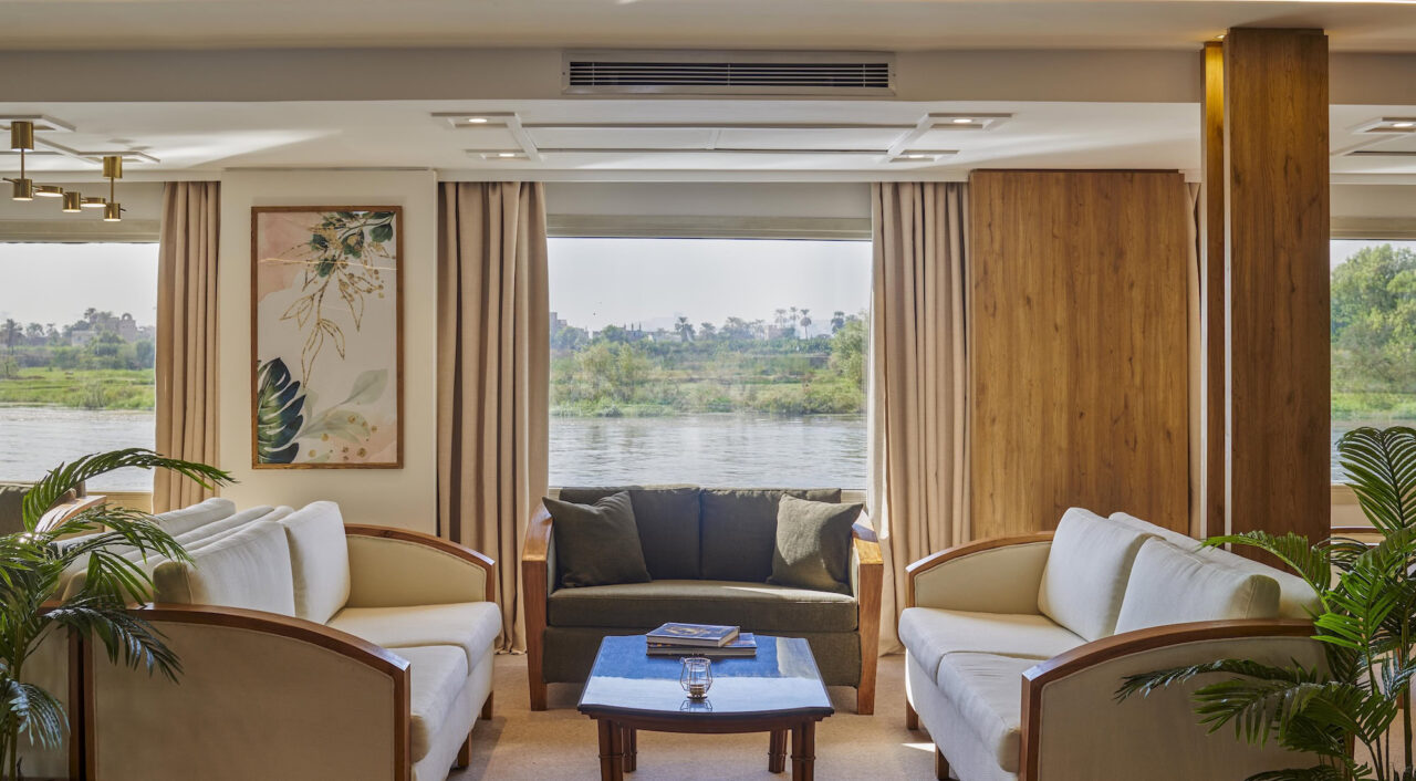 Amplo saguão no Mövenpick MS Royal Lotus com decoração elegante