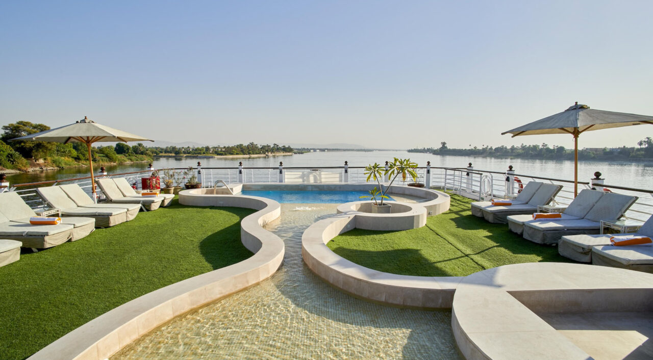 Piscina ao ar livre no deck solar do Mövenpick MS Royal Lotus