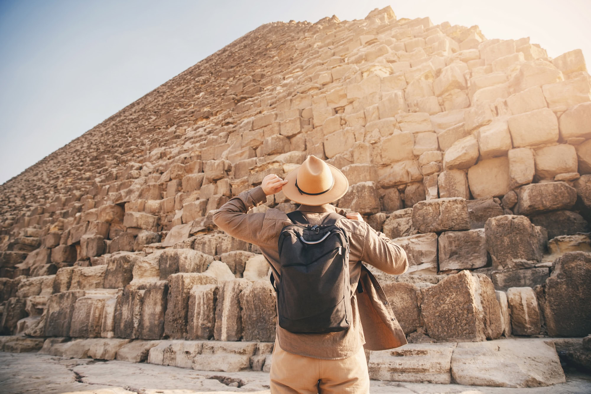Turista contemplando la Gran Pirámide de Giza con asombro