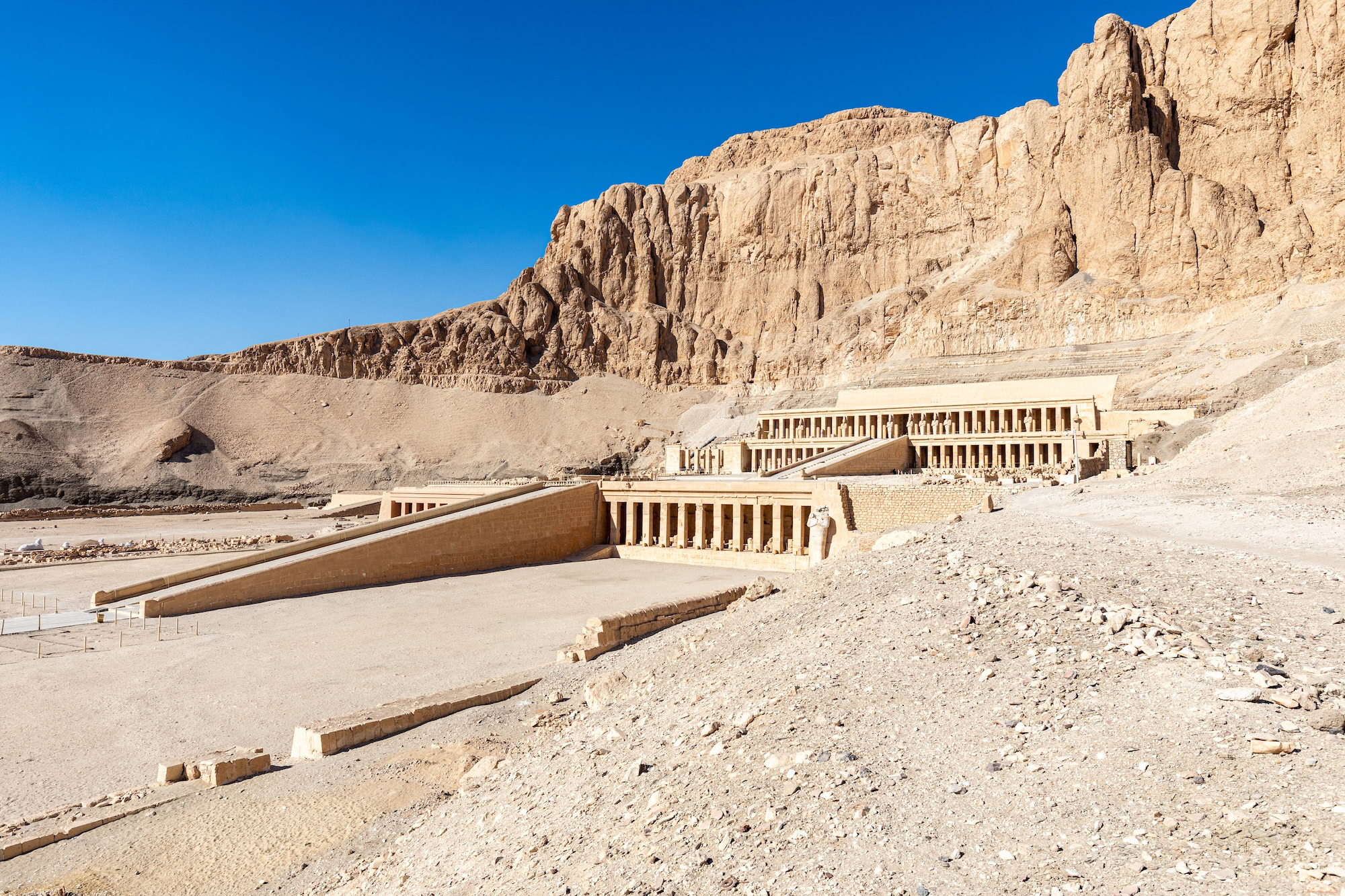 Tempio di Hatshepsut con terrazze colonnate e scogliere calcaree