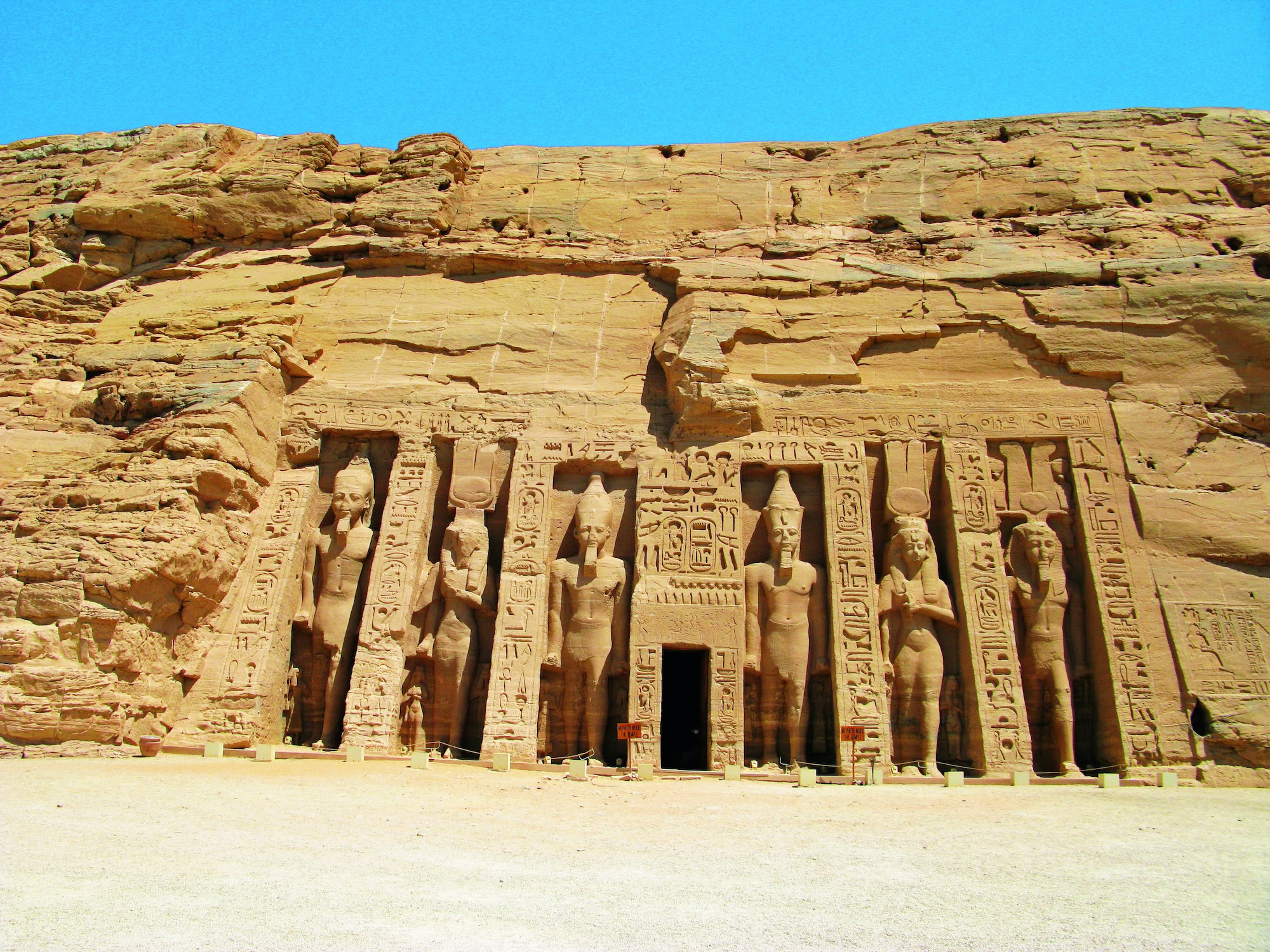 Templo de Hathor e Nefertari em Abu Simbel com estátuas majestosas e hieróglifos antigos